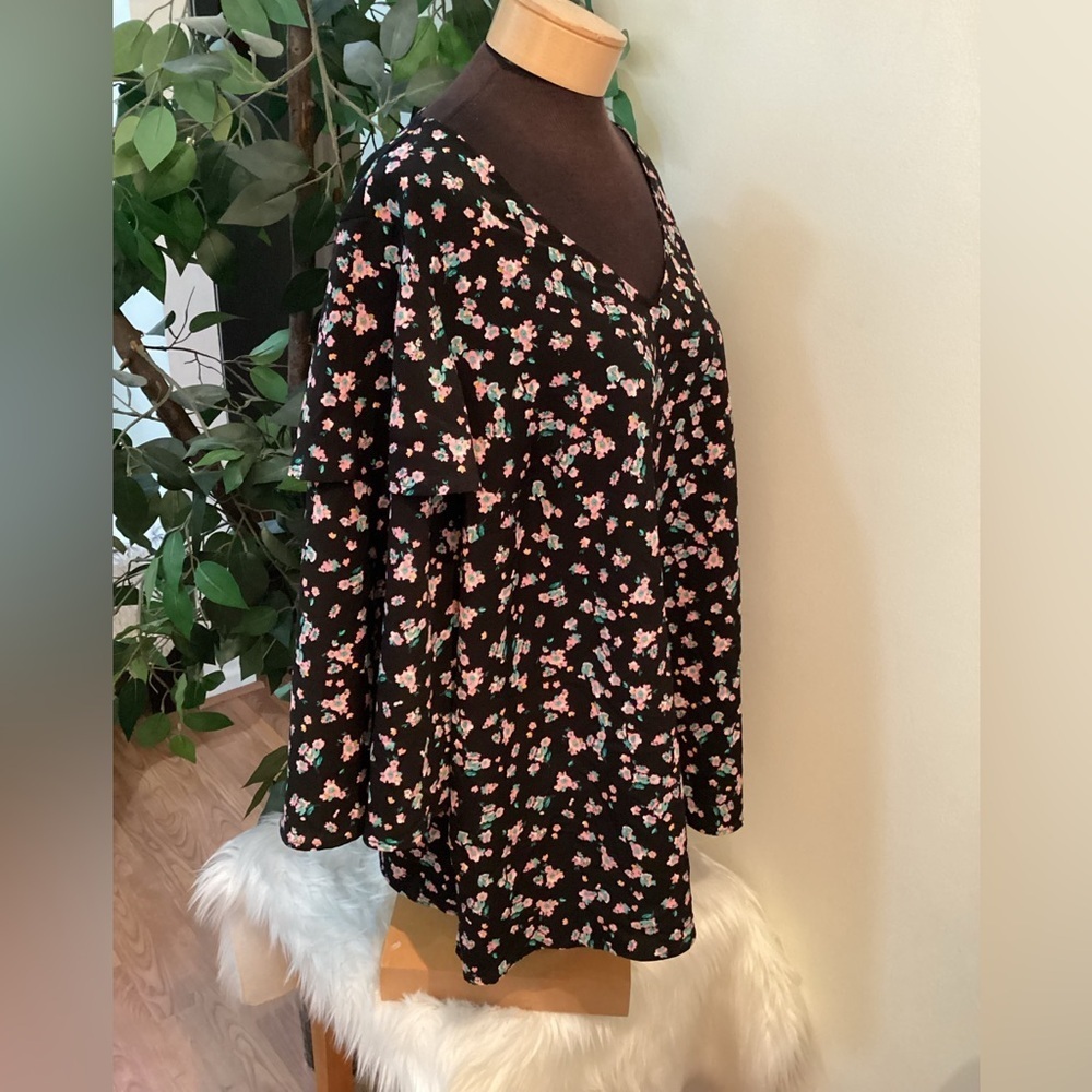 Lane Bryant V neck floral layered bell sleeve blouse Woman’s 18/20 - Picture 3 of 12